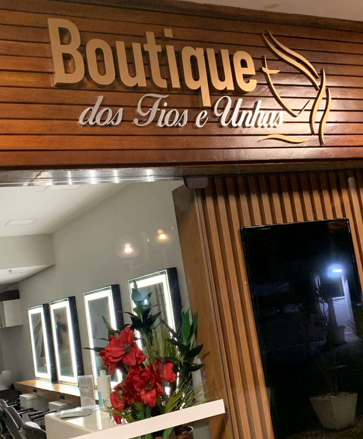 Ambiente interno do salão de beleza na Barra da Tijuca com cadeiras de atendimento
